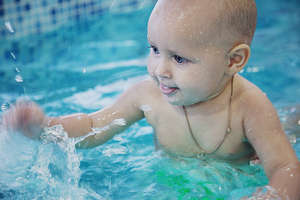 Плавання з немовлятами — чим корисно, і на що варто звернути увагу