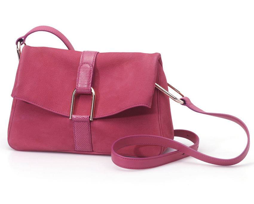 Яскравий осінній аксесуар — рожева сумочка