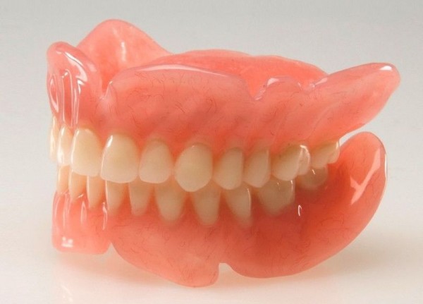 Переваги і недоліки знімних зубних протезів