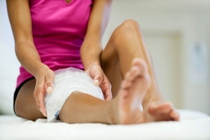 Забій коліна: 7 народних способів як швидко зняти біль