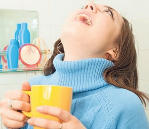 Полоскання — народний засіб при болях в горлі