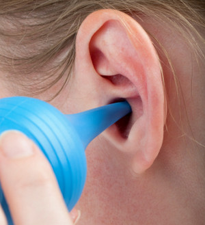 Симптоми сірчаної пробки у вухах і методи її усунення