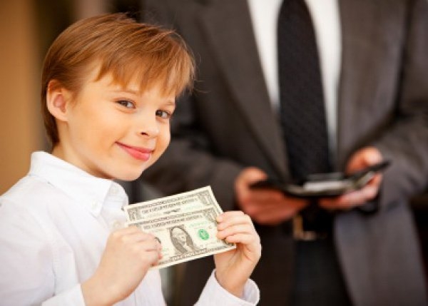 Діти і кишенькові гроші: давати чи не давати?
