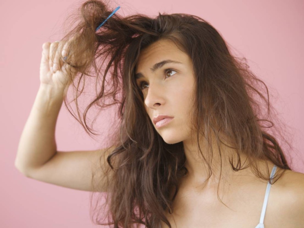 Причини і лікування сухості волосся