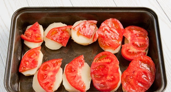 Картопля запечена в духовці з сиром і помідорами