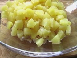Салат з куркою і ананасами рецепт з фото
