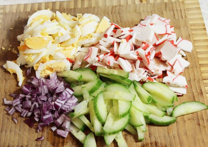 Як робити салат з крабових паличок