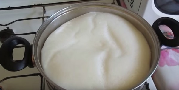 Доступні методи приготування топленого молока в домашніх умовах