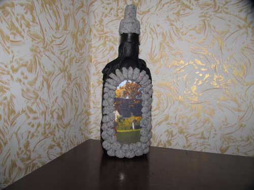 Прикраса кімнати декорованою пляшкою з шкіри