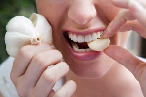 Як позбавитися від запаху часнику в роті
