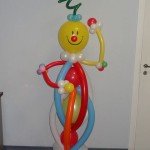 Як зробити веселого клоуна з повітряних кульок