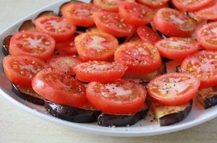 Салат з баклажанів з помідорами і часником