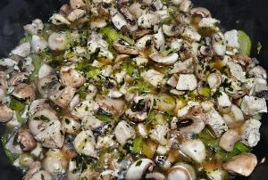 Курка з грибами в мультиварці: покроковий кулінарний рецепт