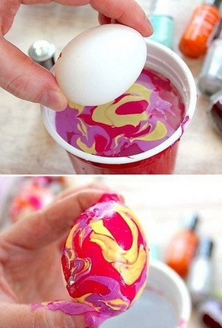 Як фарбувати яйця підручними засобами: лак для нігтів