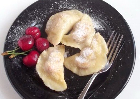 Вареники з вишнею в мультиварці: покроковий кулінарний рецепт