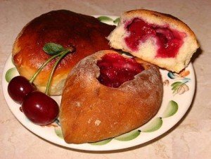 Як приготувати пиріжки з вишнею в духовці? Духові пиріжки з вишнею рецепт з фото