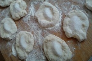 Як приготувати пиріжки з вишнею в духовці? Духові пиріжки з вишнею рецепт з фото