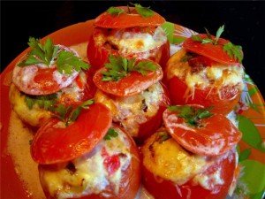 Рецепт фаршированих помідорів в духовці. Помідори фаршировані куркою і сиром