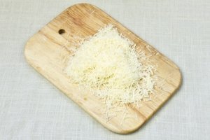 Булочка з копченою грудкою, сиром, яйцем. Рецепт закусок з фото покроково