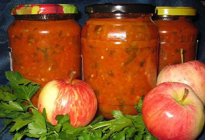 Аджика з помідорами і яблуками на зиму. Як консервувати аджику з помідорів?
