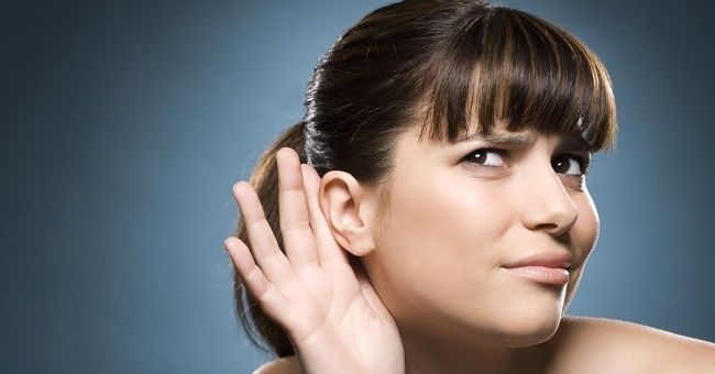 До чого свербить праве вухо: прикмети