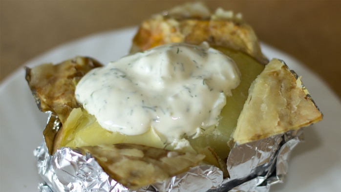 Рецепти: Печена картопля з оселедцевим соусом