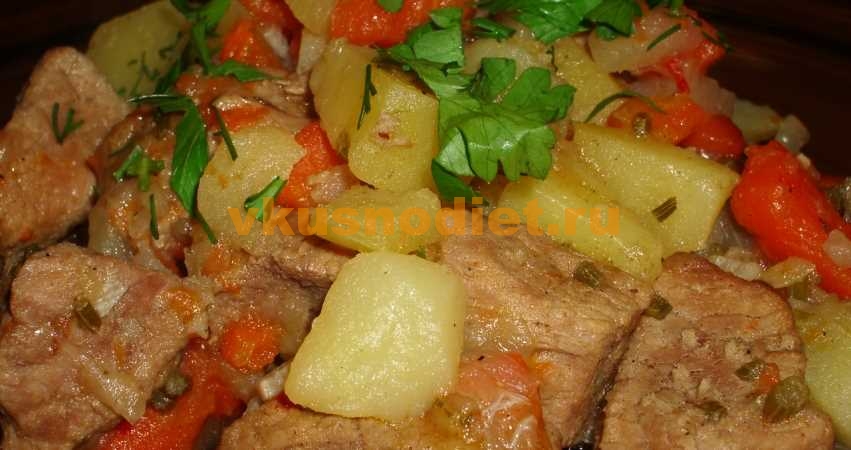 Тушкована картопля з мясом і овочами