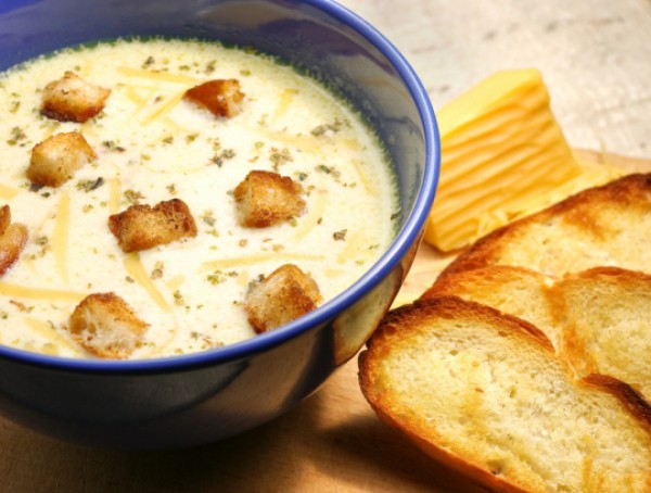 Рецепти: Сирний суп з грінками
