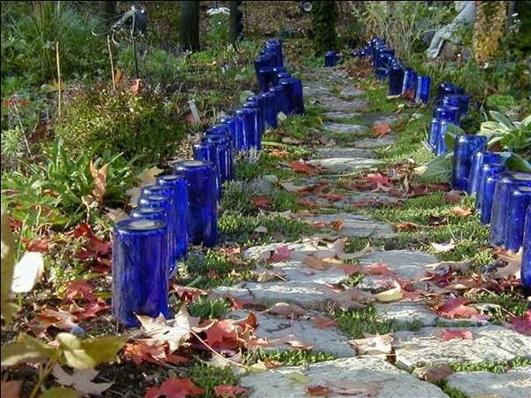 Садова доріжка і бордюр з скляних пляшок