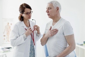 Болить у грудях при кашлі: причини і лікування