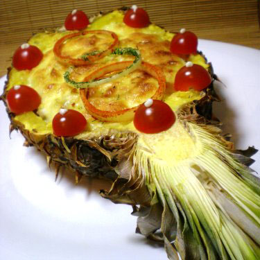 Святковий рецепт запеченого фаршированого ананаса з куркою
