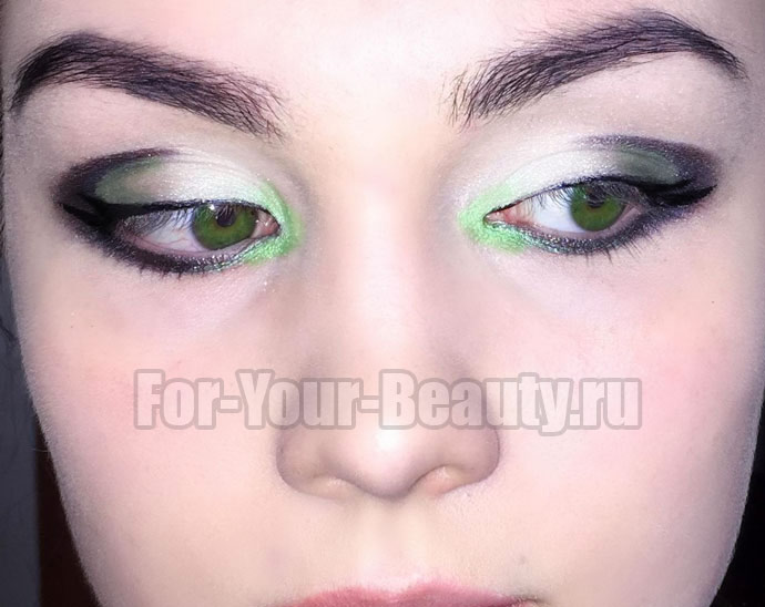 Вечірній макіяж для зелених очей: 10 фото поетапно