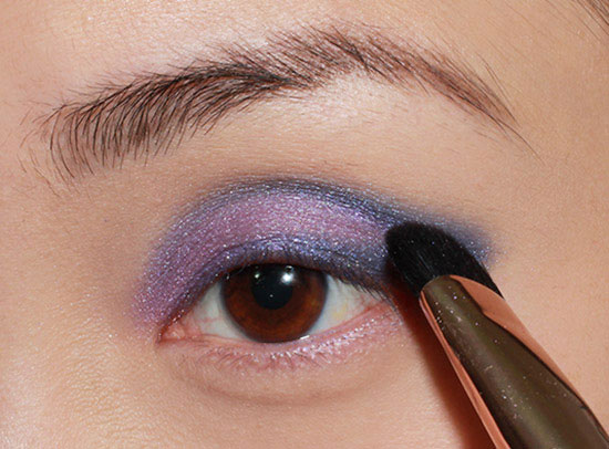 Новорічний макіяж для карих очей у фіолетових тонах