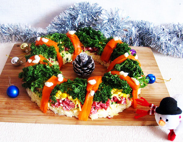 Новорічний салат «Вінок» з куркою або копченою ковбасою