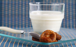 Застосування інжиру при кашлі: рецепти з молоком