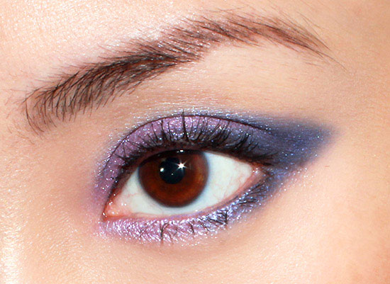 Новорічний макіяж для карих очей у фіолетових тонах