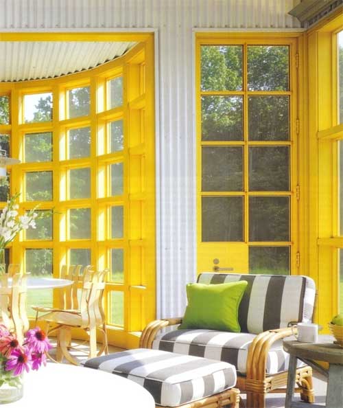 Жовтий колір в інтерєрі заміського будинку