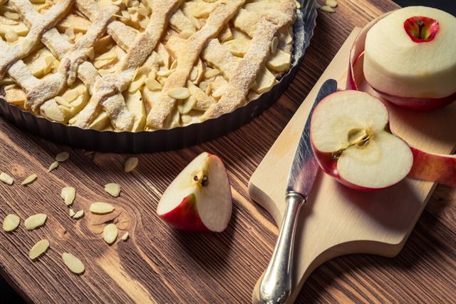 Як робити шарлотку з яблуками? Смачні рецепти з фото.