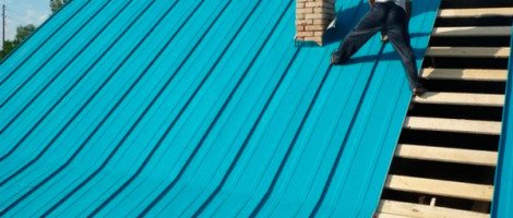 Укладання профнастилу на дах: підготовка, як закріпити