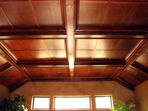 Стеля в деревяному будинку: варіанти обробки і тонкощі використання сучасних оздоблювальних матеріалів