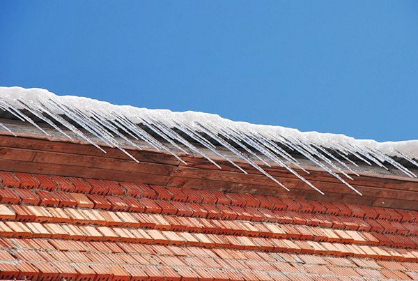 Обігрів покрівлі: як запобігти обмерзання даху і водостоків