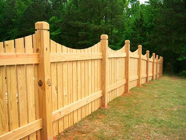 Деревяний паркан: різновиди та технологія будівництва своїми руками