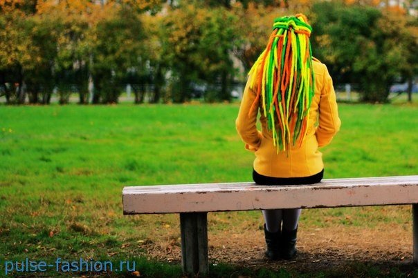 Як вплести стрічку і нитки в косу?