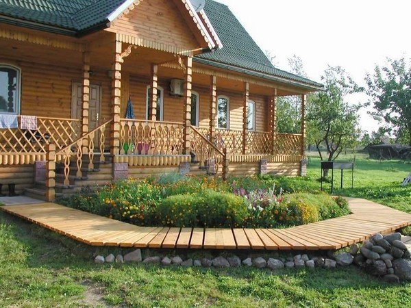 Як побудувати ганок до деревяного будинку: особливості деревяного зодчества