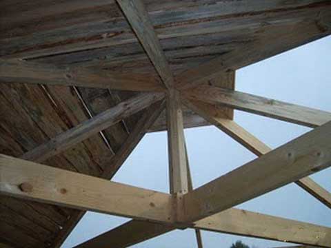 Чотирьохскатний дах для альтанки: конструкція, каркас і покрівля