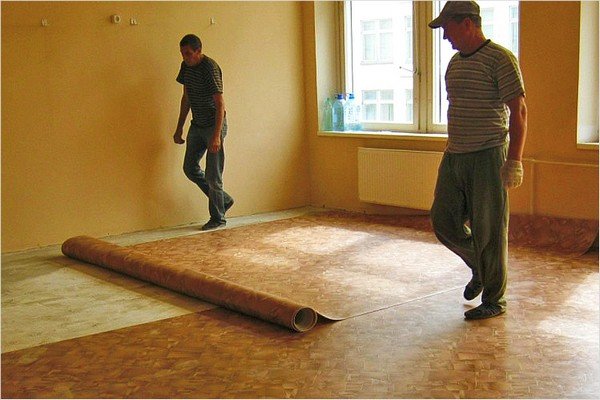Як стелити лінолеум на деревяну підлогу: тонкощі і нюанси