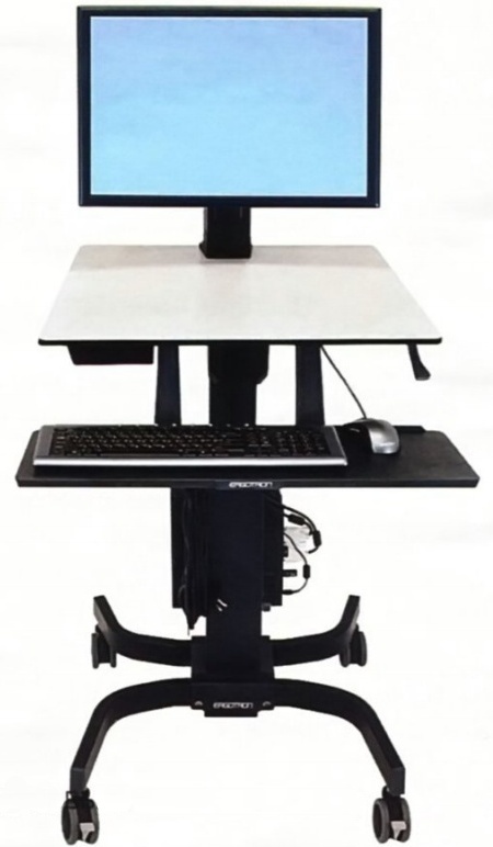 IT – фахівці за здоровий спосіб життя на роботі, вибирають компютерний стіл для роботи стоячи і сидячи