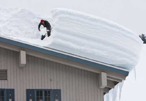 Очищення дахів від снігу: розрахувати навантаження, вага, правила безпеки