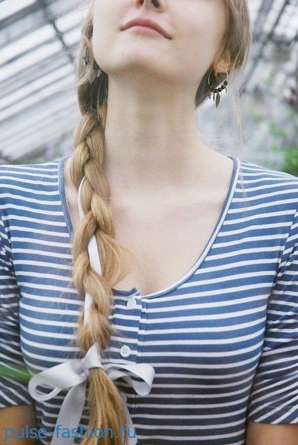 Як вплести стрічку і нитки в косу?