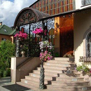 Навіс над ганком своїми руками: як зробити, види конструкцій